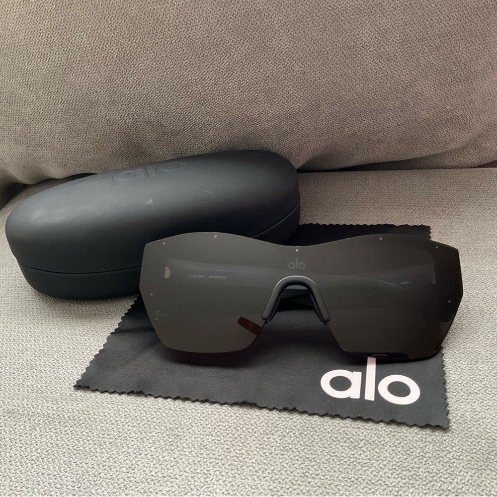 Alo Yoga Stunner Sunglasses Black - Picture 3 of 15